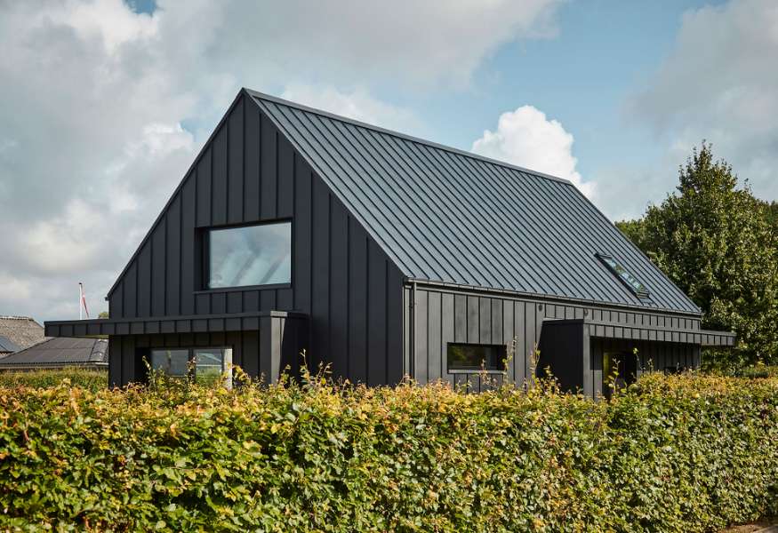 Rotes Backsteinhaus aus den 70er Jahren – in Stahlprofile „verpackt“!, Bakkelyparken 37, 8680 Ry, Dänemark